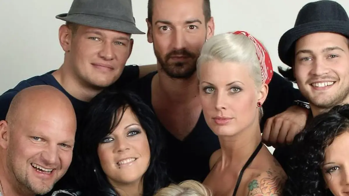 Falko Ochsenknecht mit einigen Darstellern aus dem BTN-Cast