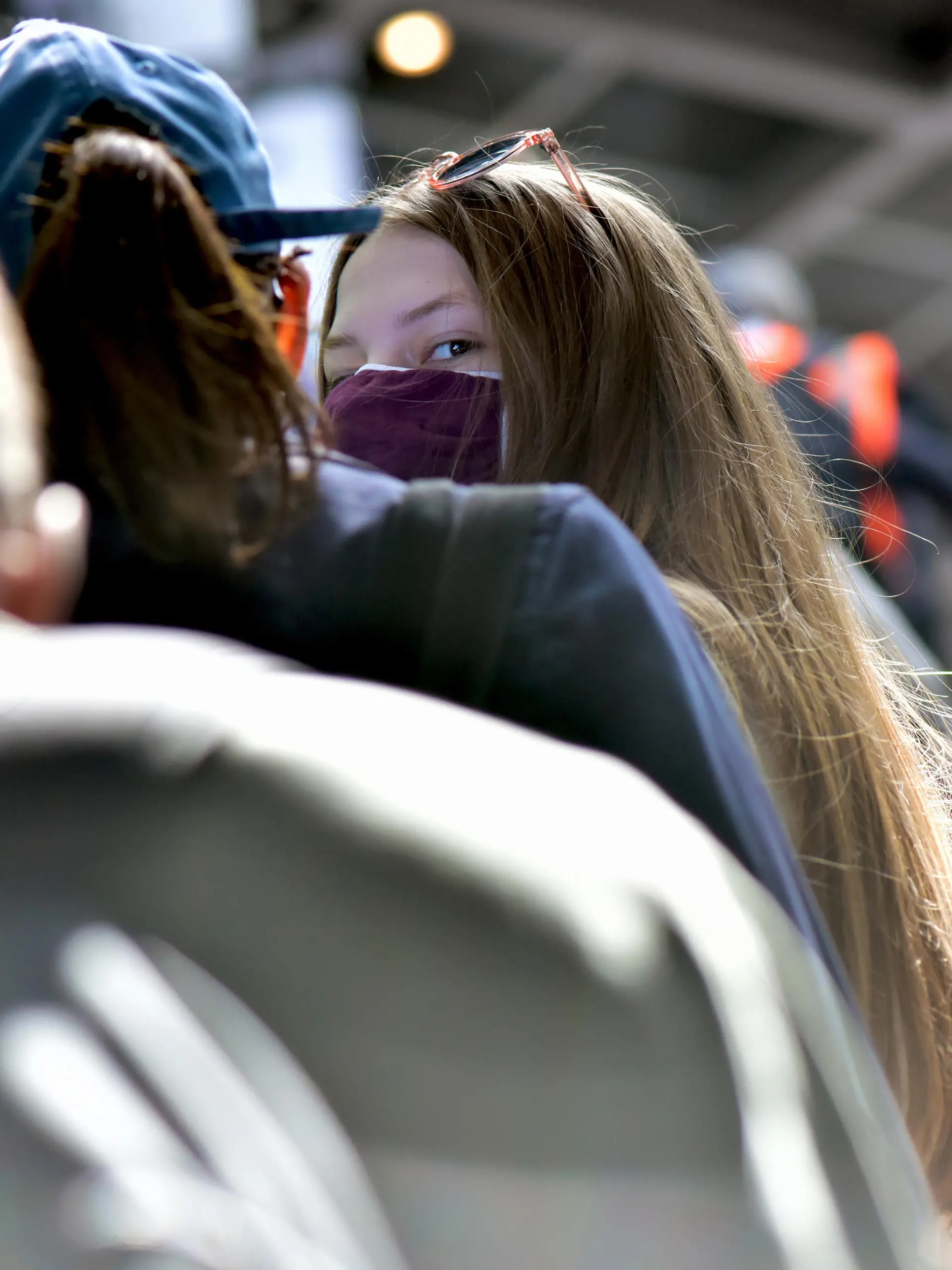 Eine junge Frau mit Mundschutz auf einer Rolltreppe im Bahnhof Südkreuz, aufgenommen am 31.05.2020. Foto: Matthias Tödt/dpa-Zentralbild/ZB