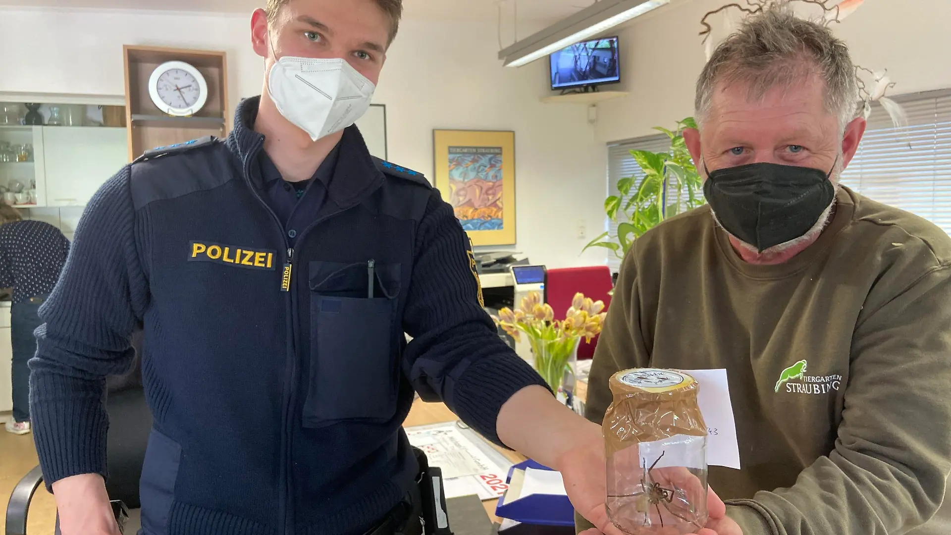Polizei übergibt Spinne an Straubinger Tierpark