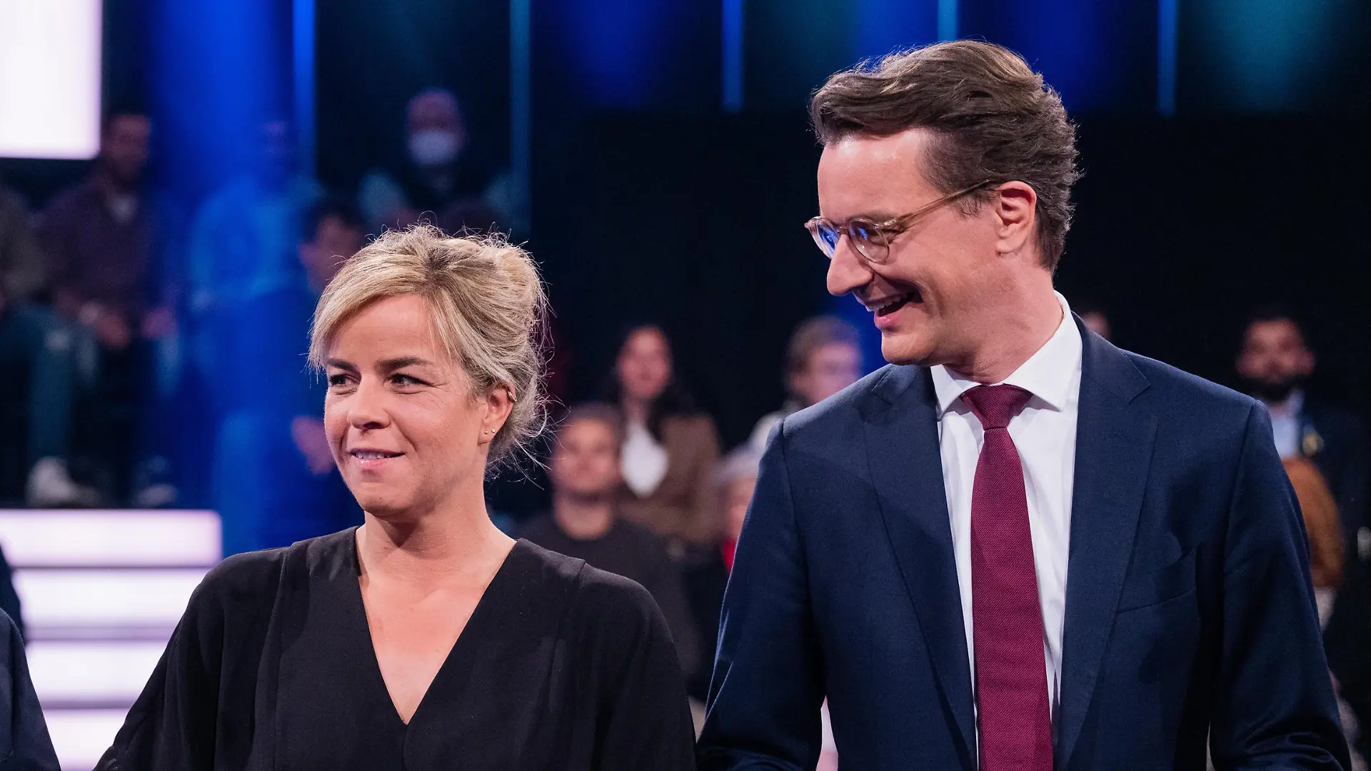 Hendrik Wüst (r, CDU), Ministerpräsident von Nordrhein-Westfalen, Thomas Kutschaty, Fraktionsvorsitzender und Vorsitzender der nordrhein-westfälischen SPD, und Mona Neubaur, Vorsitzende von Bündnis 90/Die Grünen in Nordrhein-Westfalen, stehen vor Beginn der WDR-"Wahlarena: Der Fünfkampf" in einem Fernsehstudio in Bocklemünd. In der WDR-Live-Sendung treffen die Spitzenkandidaten aller Parteien vor der Landtagswahl am 15. Mai 2022 aufeinander.