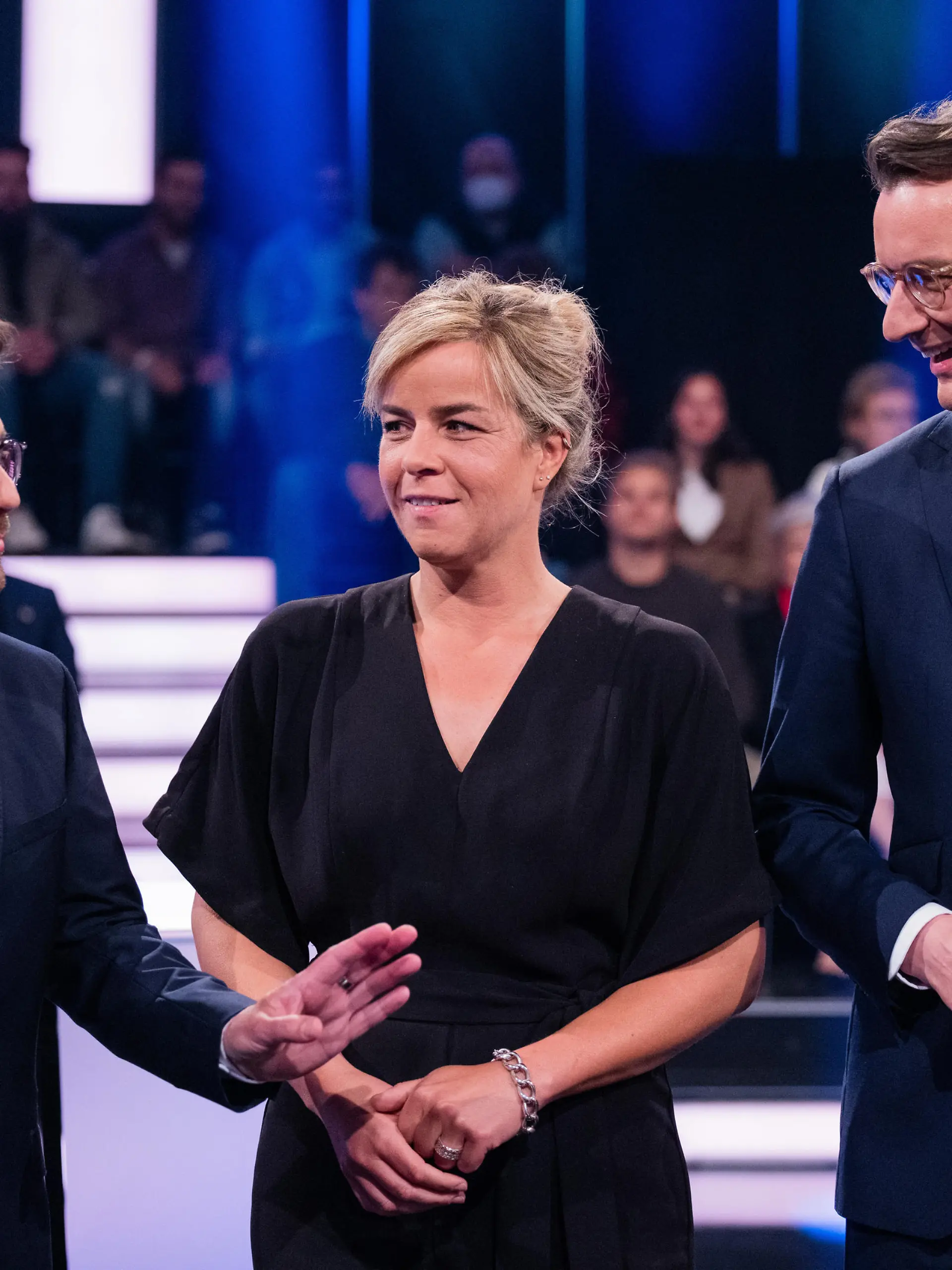 Hendrik Wüst (r, CDU), Ministerpräsident von Nordrhein-Westfalen, Thomas Kutschaty, Fraktionsvorsitzender und Vorsitzender der nordrhein-westfälischen SPD, und Mona Neubaur, Vorsitzende von Bündnis 90/Die Grünen in Nordrhein-Westfalen, stehen vor Beginn der WDR-"Wahlarena: Der Fünfkampf" in einem Fernsehstudio in Bocklemünd. In der WDR-Live-Sendung treffen die Spitzenkandidaten aller Parteien vor der Landtagswahl am 15. Mai 2022 aufeinander.