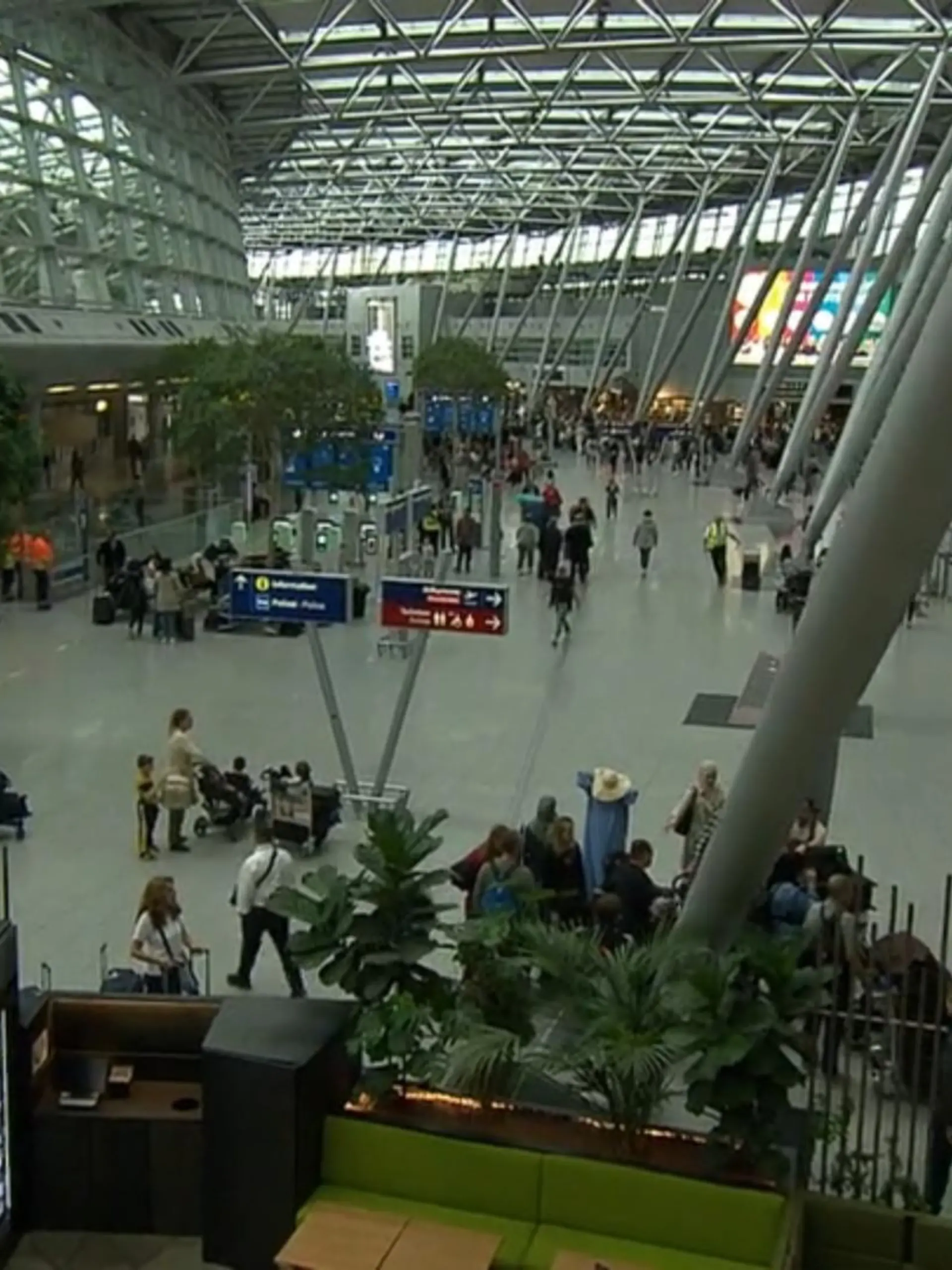 Bild zu: "Vorbereitungen am Flughafen"