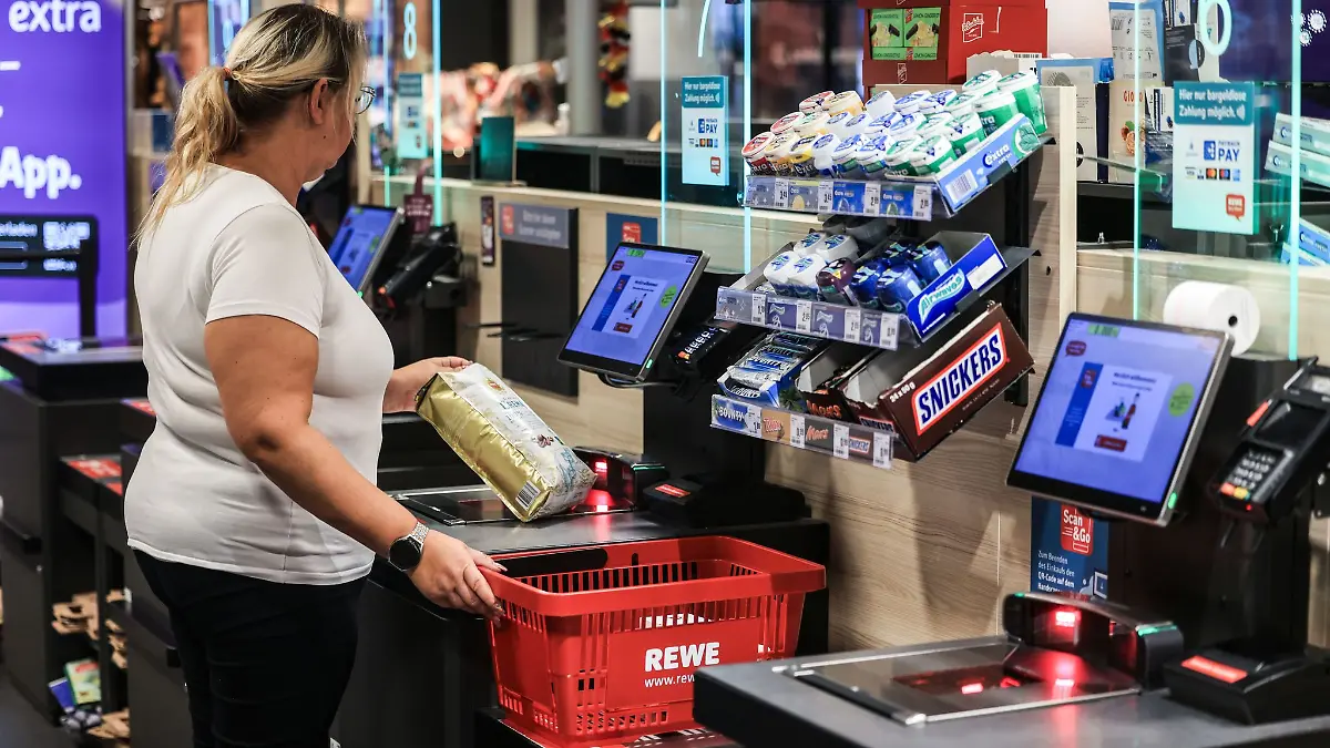Die Supermarktkette Rewe setzt künftig noch stärker auf Selbstbedienungskassen.