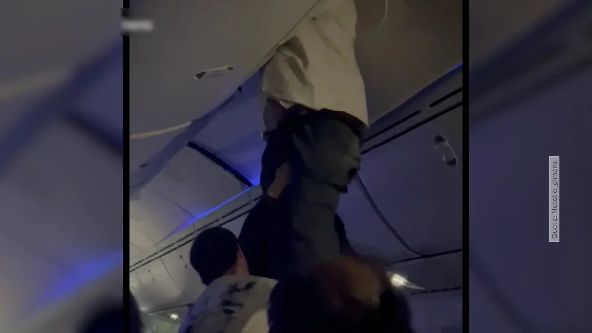 Dieser Mann wurde bei den Turbulenzen an die Decke des Flugzeugs geschleudert 