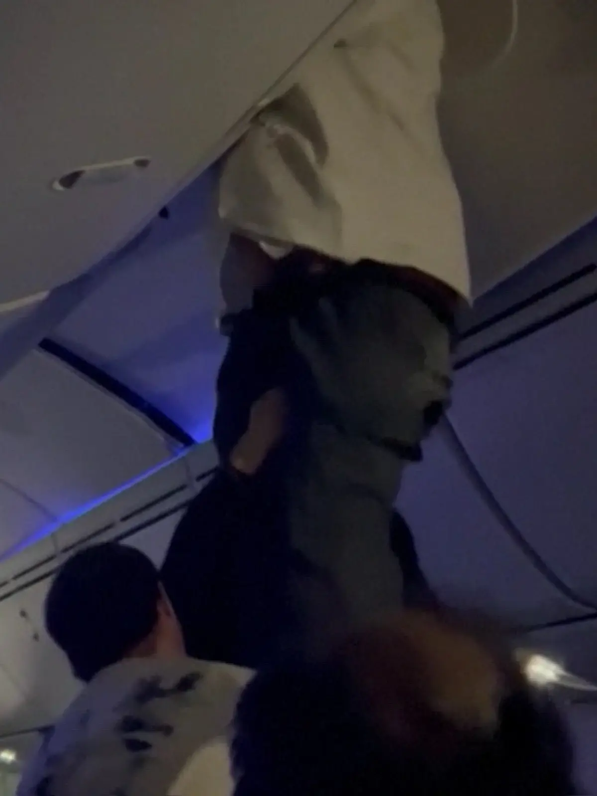 Dieser Mann wurde bei den Turbulenzen an die Decke des Flugzeugs geschleudert 