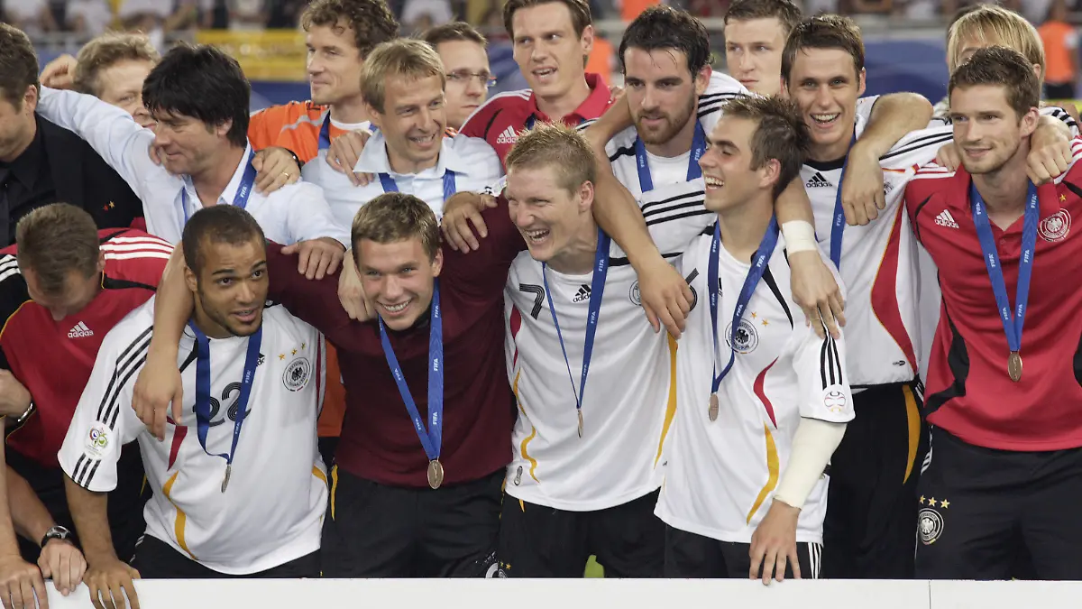 Nach dem Abpfiff: Mannschaftsfoto zum Platz 3 von der Nationalmannschaft von Deutschland, Ausschnitt, u.a. mit Trainer Juergen KLINSMANN (GER), David ODONKOR (GER, Nr. 22), Lukas PODOLSKI (GER, Nr. 20), Torwart Jens LEHMANN (GER, Nr. 1), Bastian SCHWEINSTEIGER (GER, Nr. 7), Tim BOROWSKI (GER, Nr. 18), Philipp LAHM (GER, Nr. 16), Christoph METZELDER (GER, Nr. 21), Sebastian KEHL (GER; Nr. 5) und Arne FRIEDRICH (GER, Nr. 3). Spiel um Platz 3, 3rd place match, Deutschland (GER) - Portugal (POR) 3:1, am 08.07.2006 in Stuttgart; Fussball WM2006 FIFA WM 2006, vom 09.06. - 09.07.2006 in Deutschland