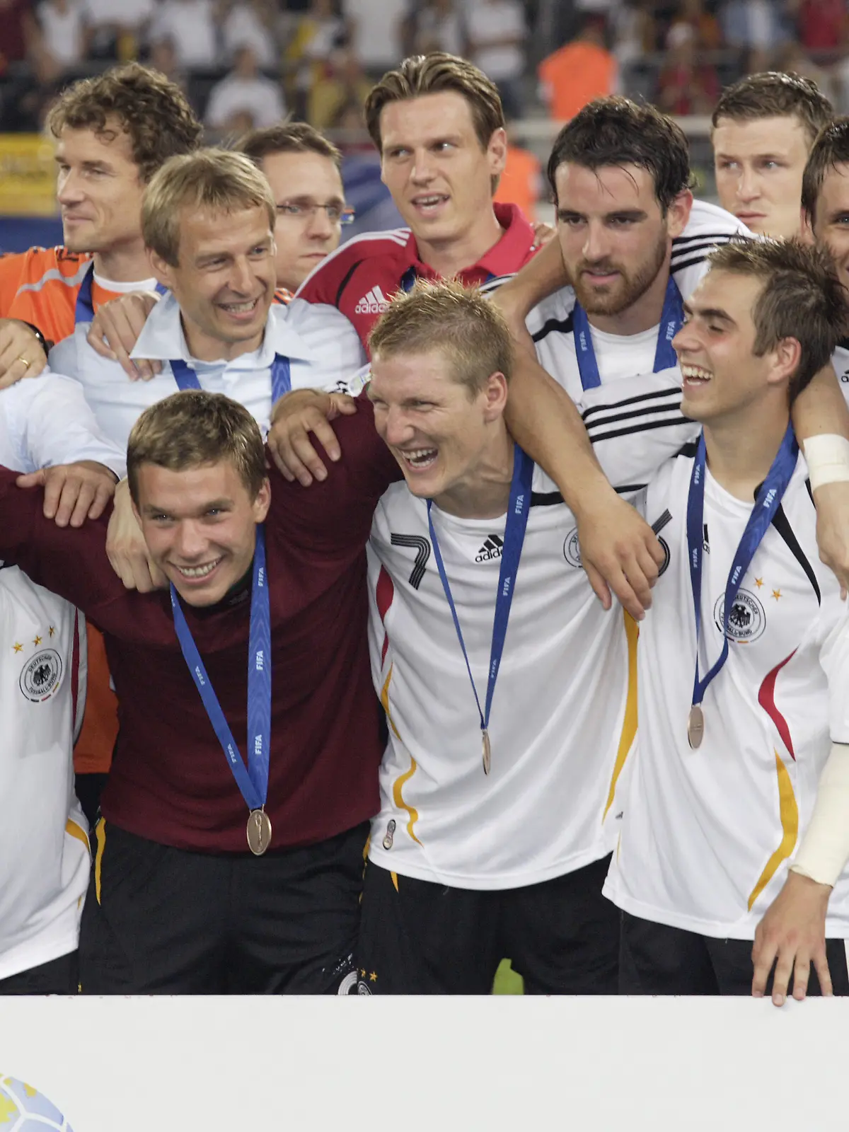 Nach dem Abpfiff: Mannschaftsfoto zum Platz 3 von der Nationalmannschaft von Deutschland, Ausschnitt, u.a. mit Trainer Juergen KLINSMANN (GER), David ODONKOR (GER, Nr. 22), Lukas PODOLSKI (GER, Nr. 20), Torwart Jens LEHMANN (GER, Nr. 1), Bastian SCHWEINSTEIGER (GER, Nr. 7), Tim BOROWSKI (GER, Nr. 18), Philipp LAHM (GER, Nr. 16), Christoph METZELDER (GER, Nr. 21), Sebastian KEHL (GER; Nr. 5) und Arne FRIEDRICH (GER, Nr. 3). Spiel um Platz 3, 3rd place match, Deutschland (GER) - Portugal (POR) 3:1, am 08.07.2006 in Stuttgart; Fussball WM2006 FIFA WM 2006, vom 09.06. - 09.07.2006 in Deutschland