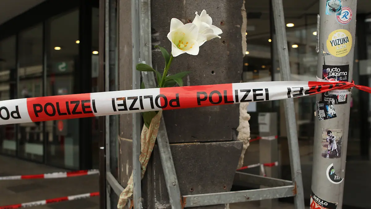 Polizeiband flattert vor der Hamburger Sparkasse am Jungfernstieg und eine Blume ist an ein Gerüstteil gesteckt worden. Am Dienstagmorgen war es vor der Filiale der Haspa in der Innenstadt zu einem schweren Autounfall gekommen. Ein 18 Jahre alte Fahrer hatte die Kontrolle über seinen Mercedes AMG verloren und war mit hoher Geschwindigkeit in ein anderes Fahrzeug gefahren. Vier Menschen wurden bei dem Unfall verletzt, ein 39-jähriger Mann erlag wenige Stunden nach dem Unfall im Krankenhaus seinen schweren Verletzungen. Altstadt Hamburg *** Police tape flutters in front of the Hamburger Sparkasse on Jungfernstieg and a flower has been pinned to a piece of scaffolding On Tuesday morning, there was a serious car accident in front of the