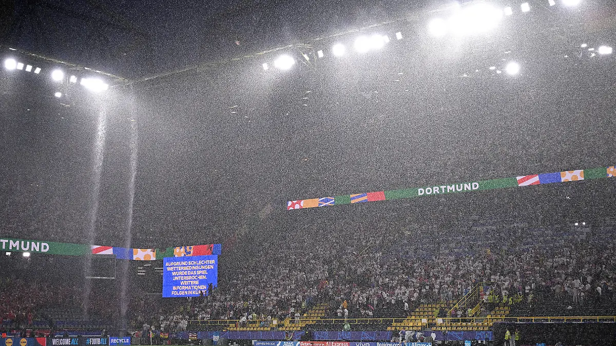 Fussball Euro 2024 Achtelfinale 29.06.2024 Deutschland - Daenemark Aufgrund der Witterrungsbedingungen muss das Spiel unterbrochen werden, Starkregen, Regen, Hagel, Wasser, Gewitter, Sturm *** Football Euro 2024 Round of 16 29 06 2024 Germany Denmark Due to the weather conditions the match must be interrupted, heavy rain, rain, hail, water, thunderstorm, storm