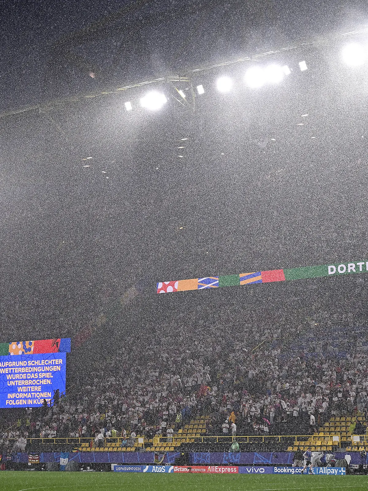 Fussball Euro 2024 Achtelfinale 29.06.2024 Deutschland - Daenemark Aufgrund der Witterrungsbedingungen muss das Spiel unterbrochen werden, Starkregen, Regen, Hagel, Wasser, Gewitter, Sturm *** Football Euro 2024 Round of 16 29 06 2024 Germany Denmark Due to the weather conditions the match must be interrupted, heavy rain, rain, hail, water, thunderstorm, storm