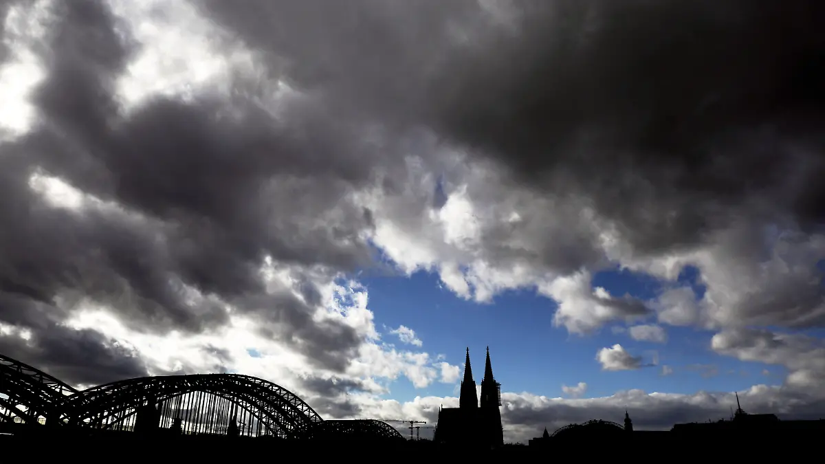 ARCHIV - 26.10.2020, Nordrhein-Westfalen, Köln: Dunkle Wolken ziehen über dem Dom hinweg. (zu dpa: «Trockenes und abgekühltes Sommerwetter in Nordrhein-Westfalen») Foto: Oliver Berg/dpa +++ dpa-Bildfunk +++