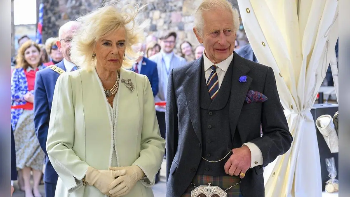 Charles und Camilla besuchen Edinburgh Castle im Regen