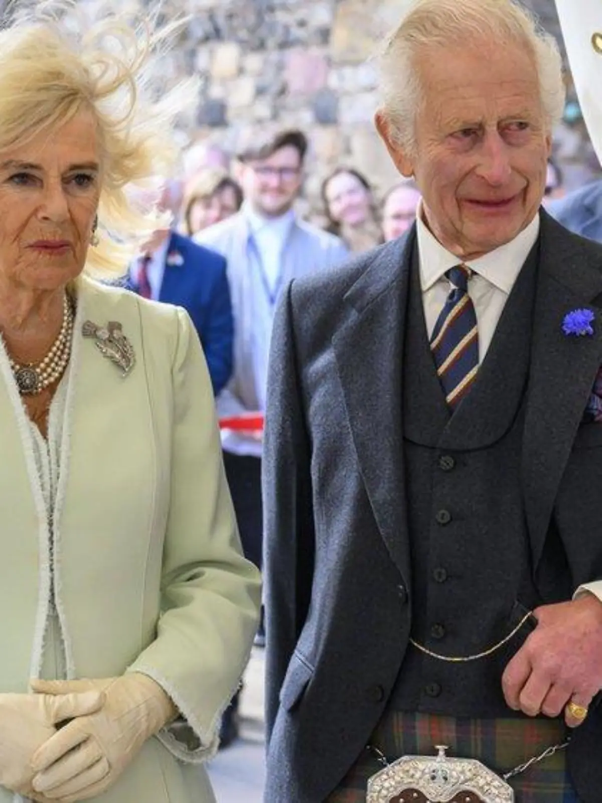 Charles und Camilla besuchen Edinburgh Castle im Regen
