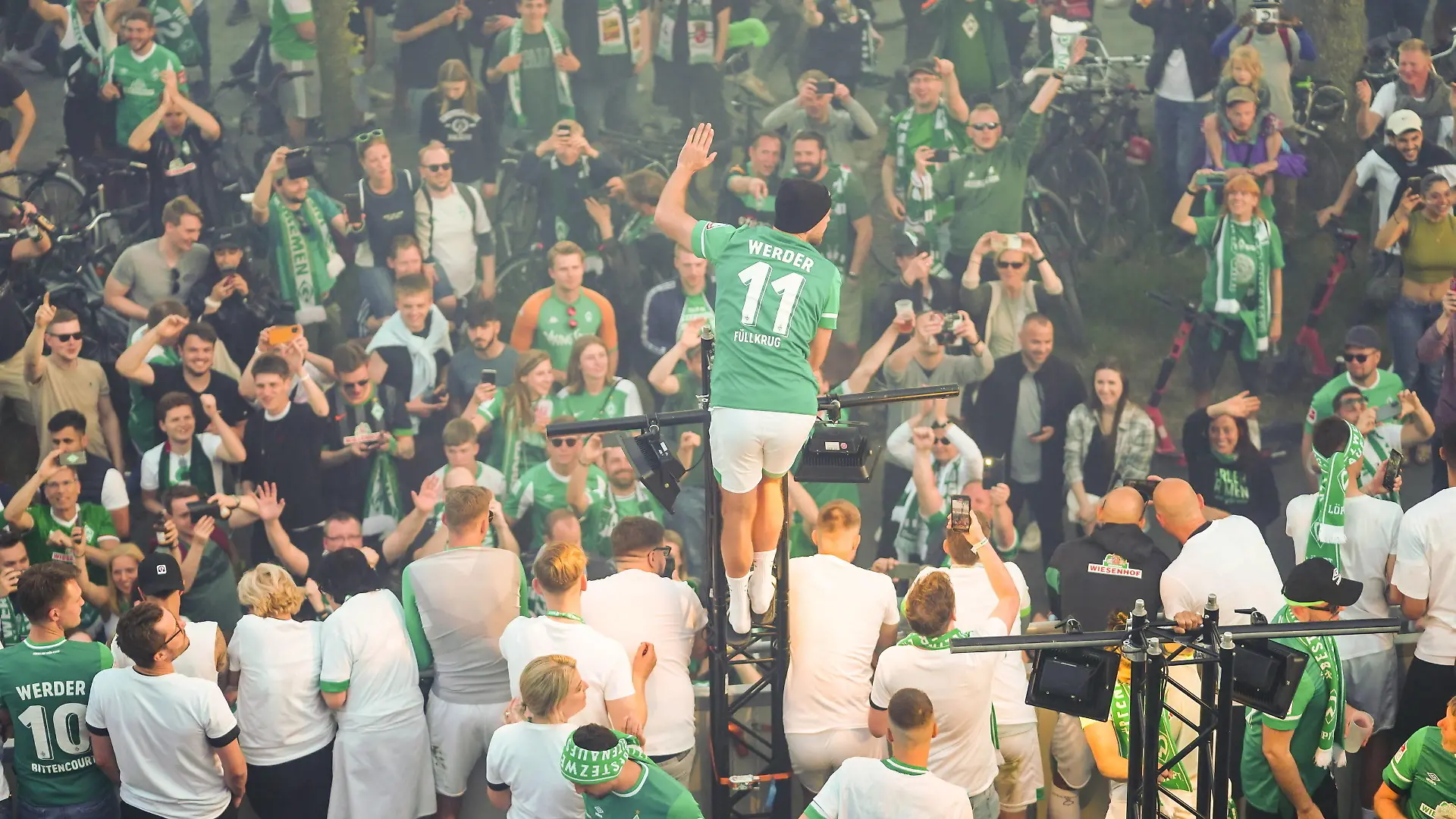GER, 2. FBL, SV Werder Bremen vs SSV Jahn Regensburg / 15.05.2022, wohninvest Weserstadion, Bremen, GER, 2. FBL, SV Werder Bremen vs SSV Jahn Regensburg, im Bild IHR SEID ERSTKLASSIG - Nach dem Aufstieg in die ersten Liga gab es am Abend eine Korso auf einem Truck - die Mannschaft liess sich von den Fans feiern Niclas Füllkrug / Fuellkrug Werder Bremen 11 *** GER, 2 FBL, SV Werder Bremen vs SSV Jahn Regensburg 15 05 2022, wohninvest Weserstadion, Bremen, GER, 2 FBL, SV Werder Bremen vs SSV Jahn Regensburg, in the picture YOU ARE FIRST CLASS After the promotion to the first league there was a parade on a truck in the evening the team let themselves be celebrated by the fans Niclas Füllkrug Fuellkrug Werder Bremen 11 nordphoto.GmbHxx/xgumzmedia nphgm001