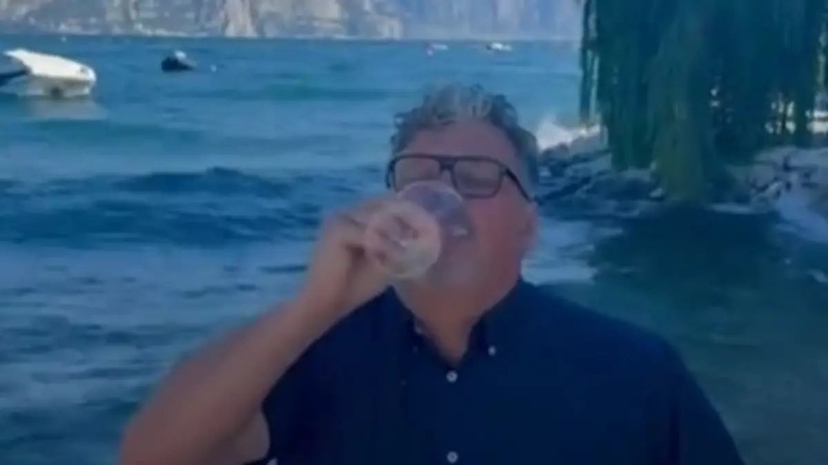 Paolo Formaggioni,, Bürgermeister der Gardasee-Gemeinde Brenzone, trinkt ein Glas Wasser aus dem See