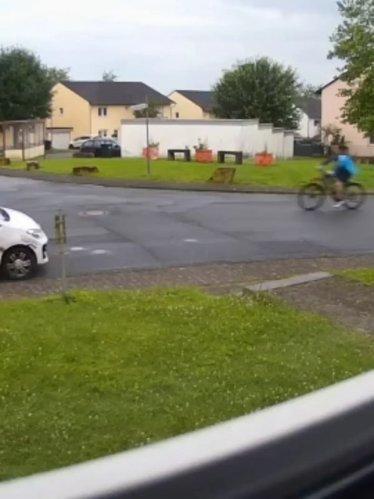 Der Mann fuhr vor und nach der Tat mehrfach mit einem dunklen Fahrrad