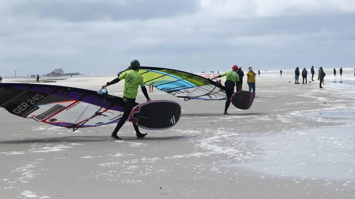 Ab 10 Uhr starten die ersten Wettkämpfe der Windsurf-Profis.