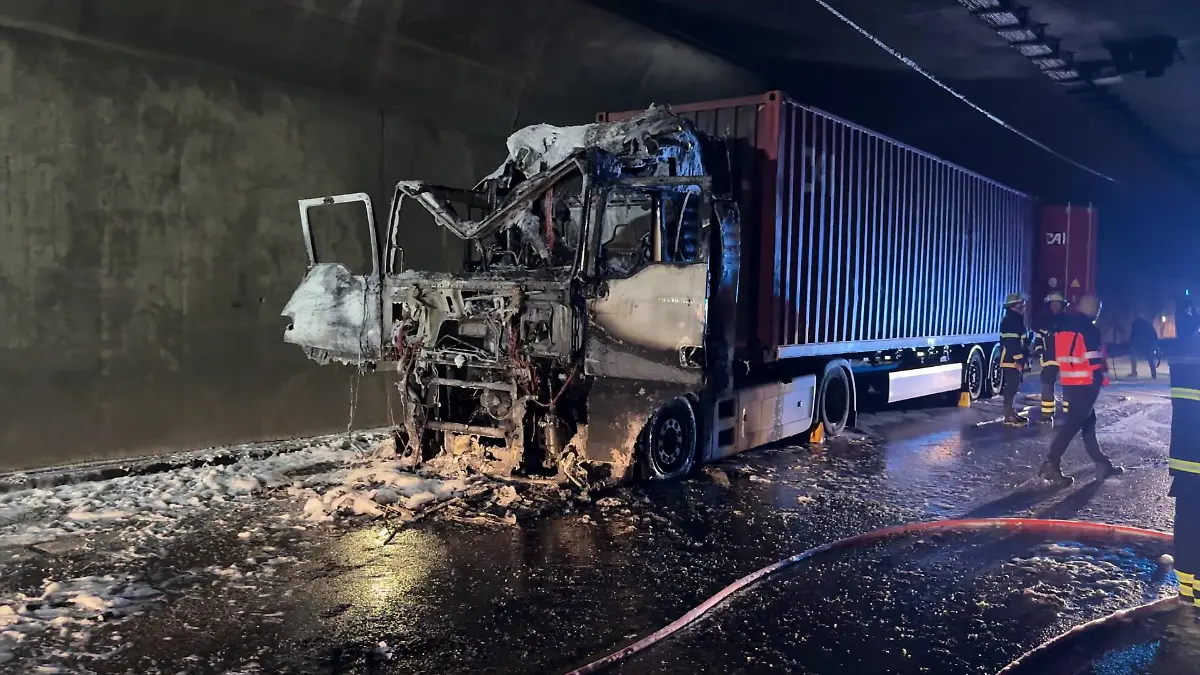 Im Elbtunnel brannte der Lkw aus.
