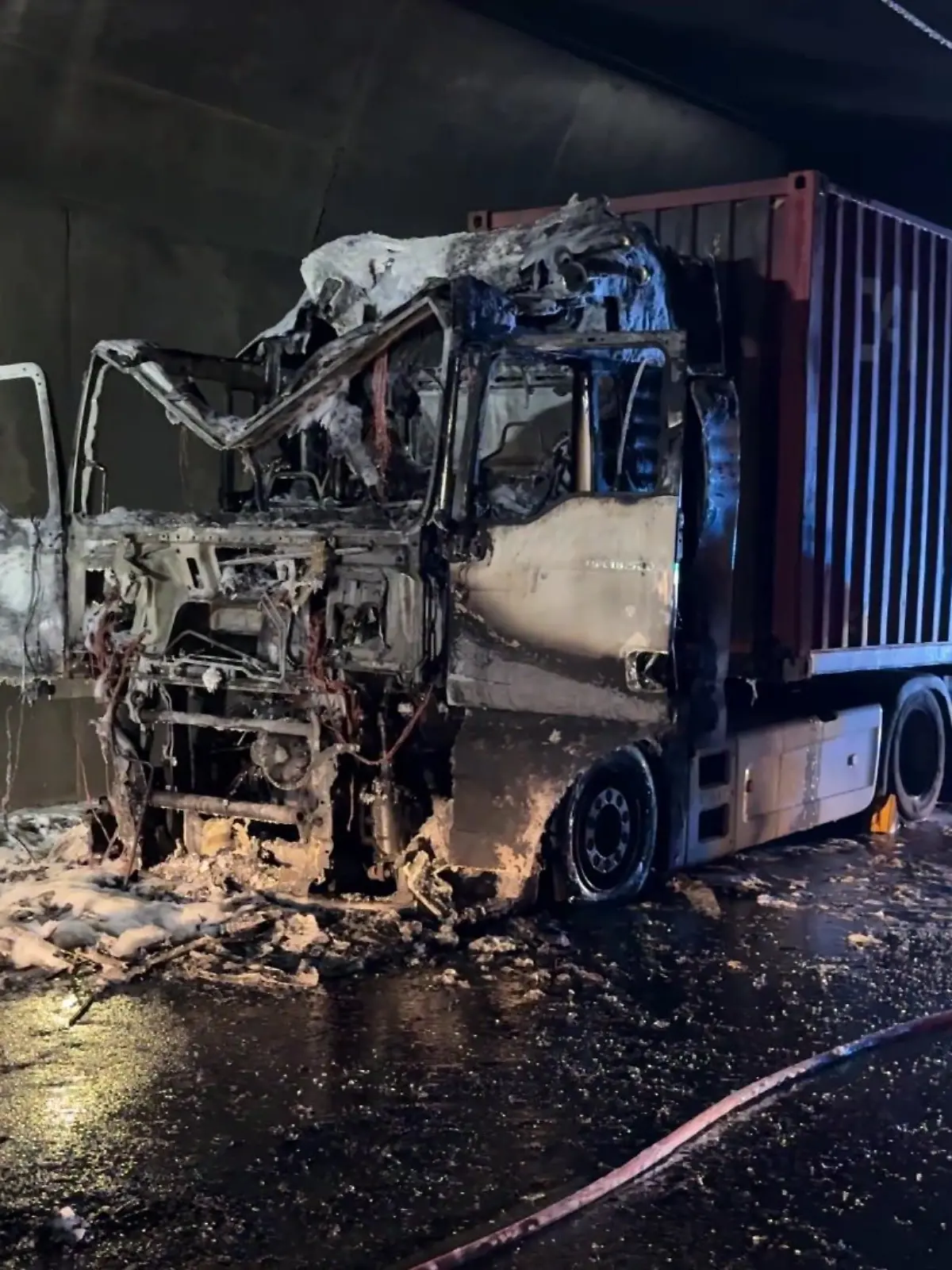 Im Elbtunnel brannte der Lkw aus.