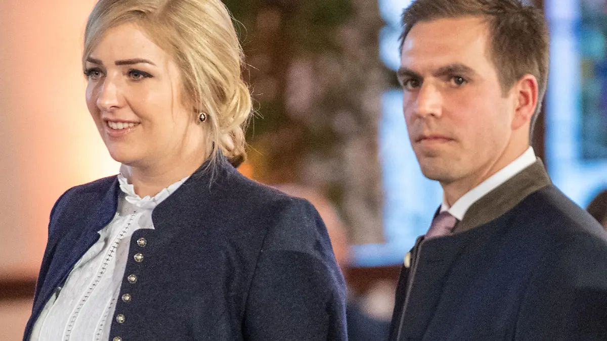 28 March 2019, Bavaria, München: Philipp Lahm (r), former football world champion and honorary citizen appointed in the evening, is with his wife Claudia in the hall in the old Munich town hall during the award ceremony. The honorary citizenship of the city of Munich was awarded to seven personalities. Photo: Lino Mirgeler/dpa