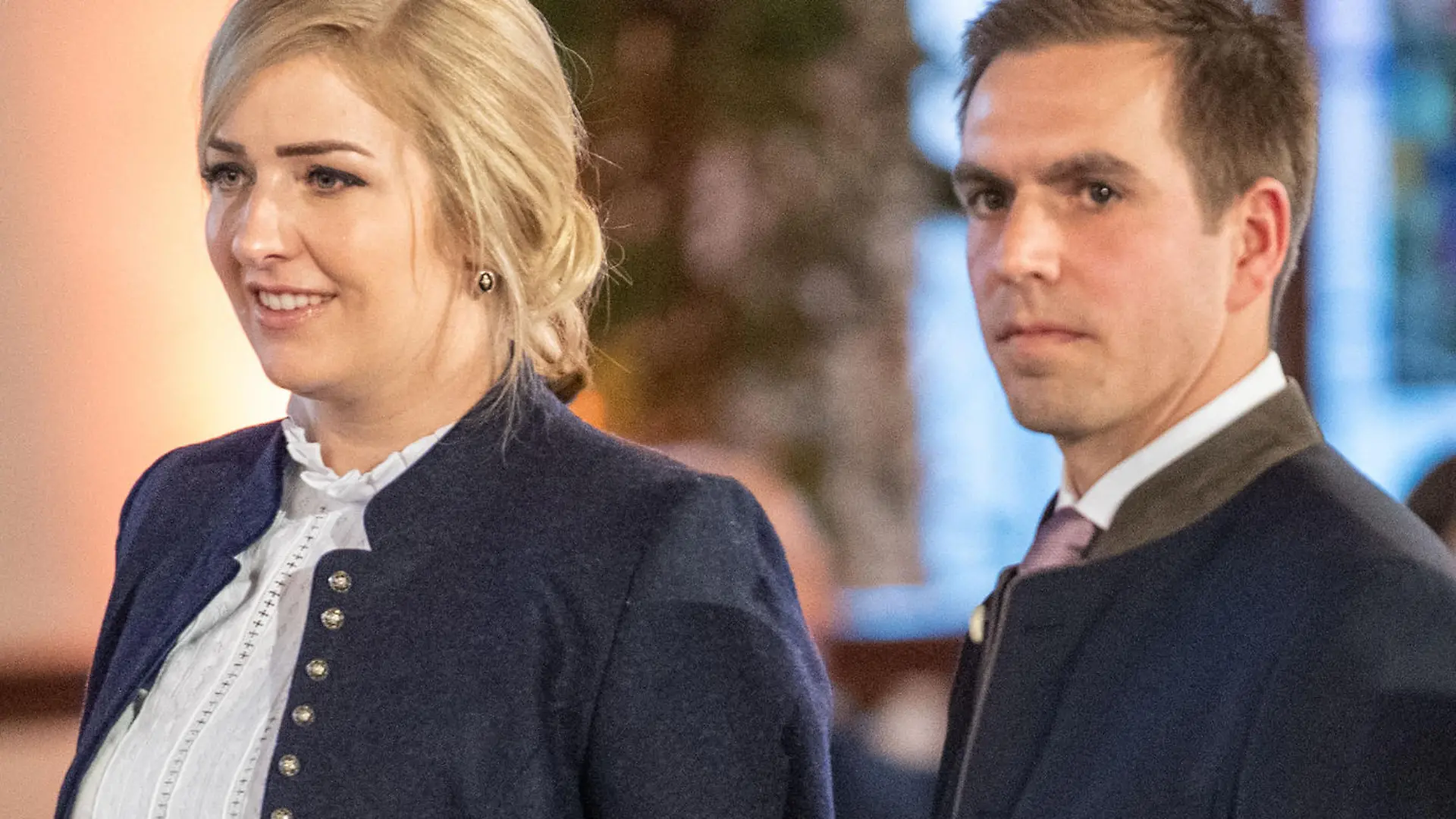 28 March 2019, Bavaria, München: Philipp Lahm (r), former football world champion and honorary citizen appointed in the evening, is with his wife Claudia in the hall in the old Munich town hall during the award ceremony. The honorary citizenship of the city of Munich was awarded to seven personalities. Photo: Lino Mirgeler/dpa