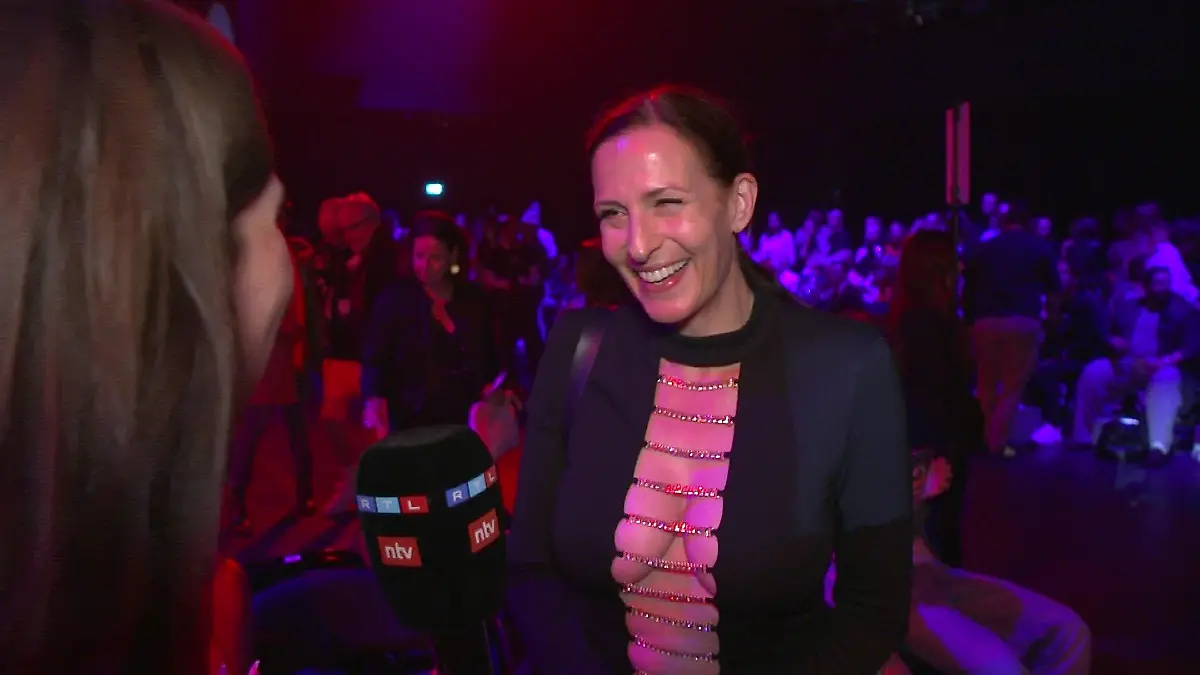 XXL-Ausschnitt! GZSZ-Star lässt tief blicken Ulrike Frank mega freizügig