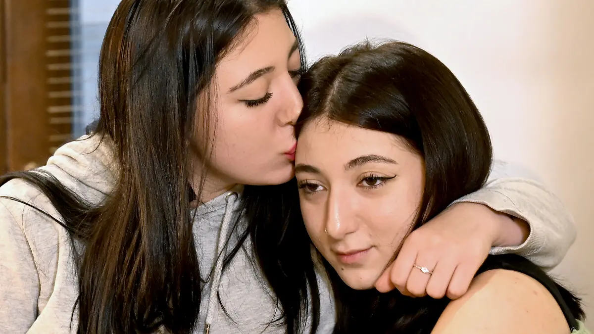 Die georgischen Zwillingsschwestern Anna Panchulidze (links) und Elene Deisadze bei einem Interview mit AFP in Tiflis am 23. März 2024. Elene und Anna entdeckten durch Zufall, dass sie Zwillingsschwestern sind. Erst kurz darauf erfuhren sie, dass sie zu den Zehntausenden georgischen Kindern gehören, die illegal an Adoptiveltern verkauft wurden.