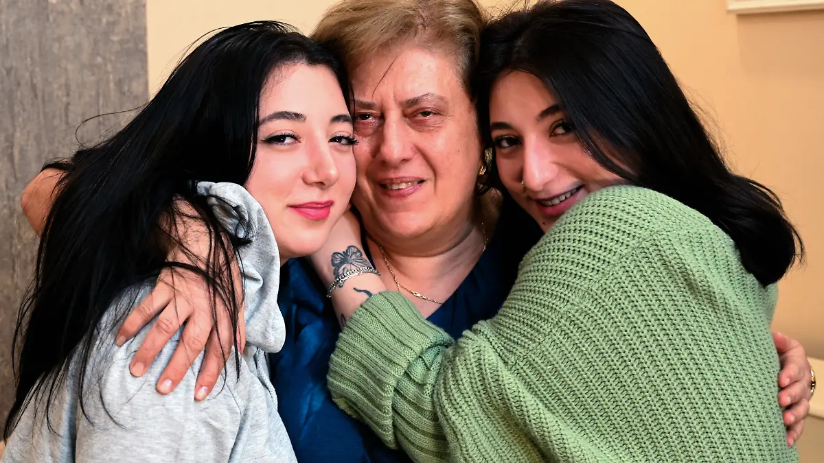 Die georgischen Zwillingsschwestern Anna Panchulidze (links) und Elene Deisadze (rechts) mit Elenes Adoptivmutter Lia Korkotadze.