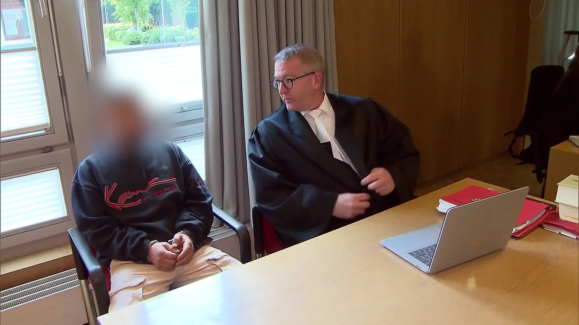 Emre P. fährt ohne Führerschein und unter Drogeneinfluss. Jetzt ist er am Amtsgericht Westerstede angeklagt, denn sein guter Freund Mohammed H. überlebt die Flucht nicht.