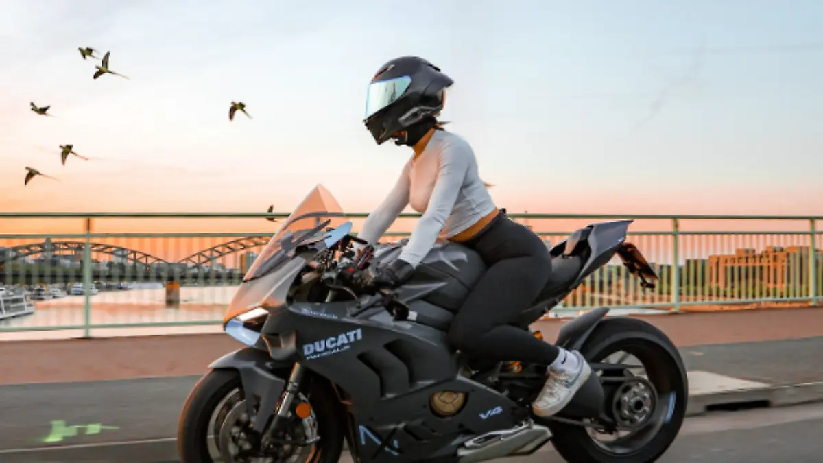 Motorrad-Influencerin Nina Londschien fährt mit ihrem Bike gerne durch Köln und Umgebung und lässt sich dabei fotografieren.