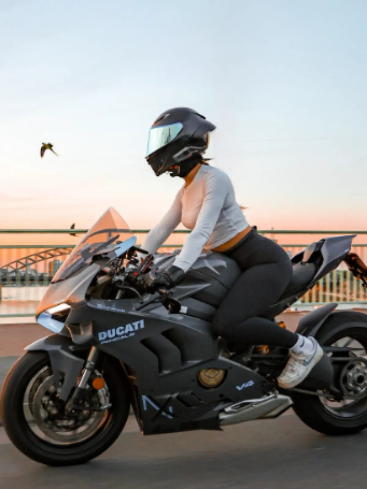 Motorrad-Influencerin Nina Londschien fährt mit ihrem Bike gerne durch Köln und Umgebung und lässt sich dabei fotografieren.