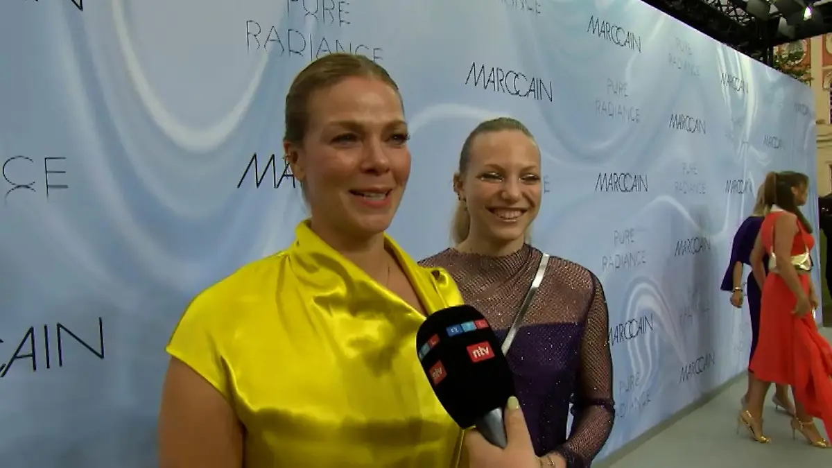 Jessica Schwarz präsentiert ihre Ziehtochter Hessens Society Countdown