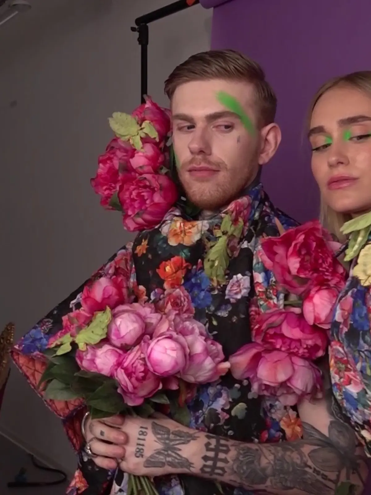 Sina Deinert beim Fotoshooting mit auffälligen Blumenaccessoires.