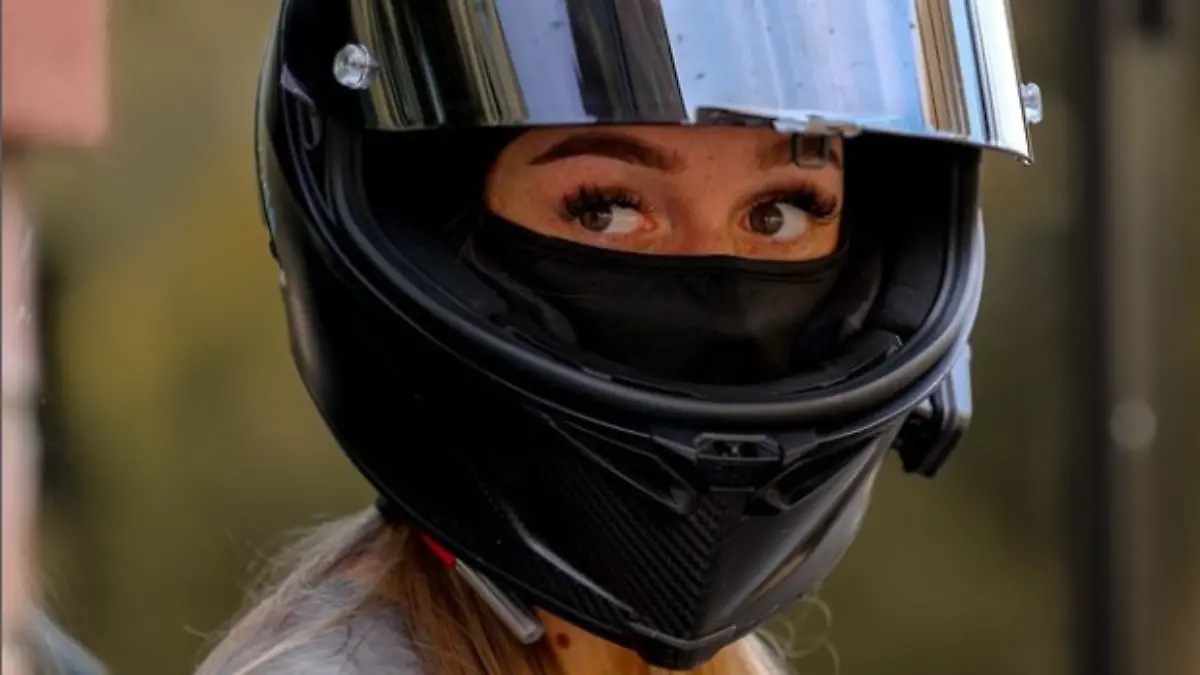 Nina trägt auf allen Bildern ihren Motorrad-Helm. Auf manchen Postings sind ihre braunen Augen sichtbar.