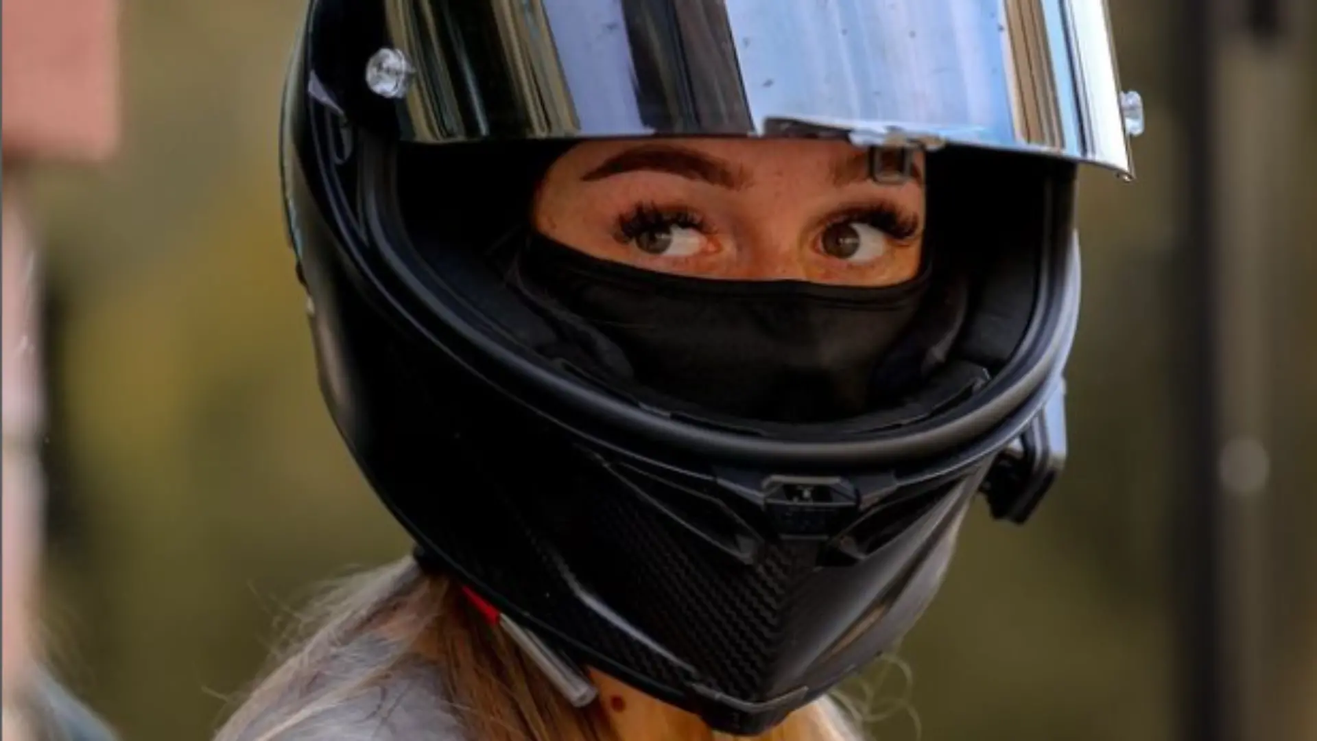 Nina trägt auf allen Bildern ihren Motorrad-Helm. Auf manchen Postings sind ihre braunen Augen sichtbar.