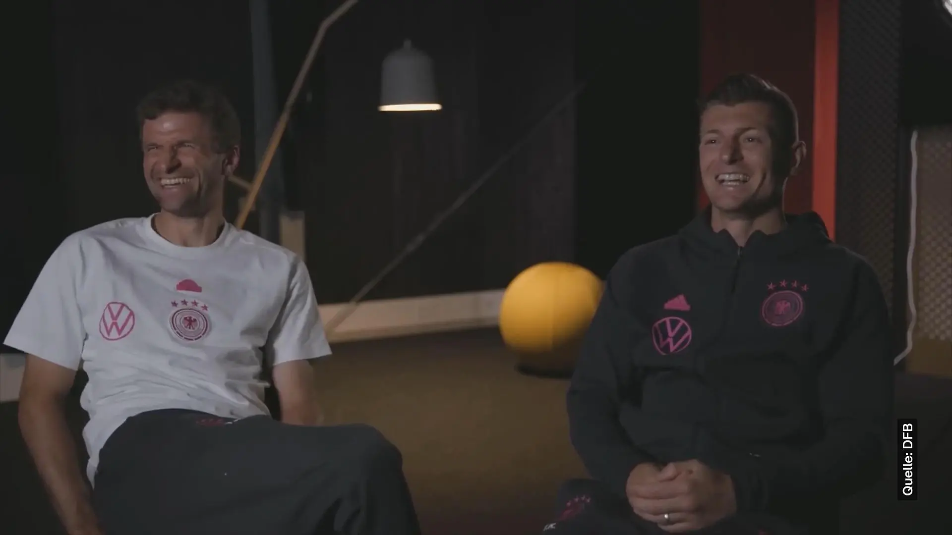 Thomas Müller zieht irren Kroos-Vergleich „Ist wie beim Hundetraining“