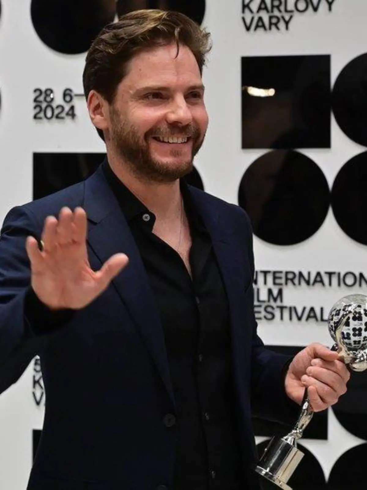 Daniel Brühl schwärmt über Ehrenpreis: "Schöner als der Oscar"