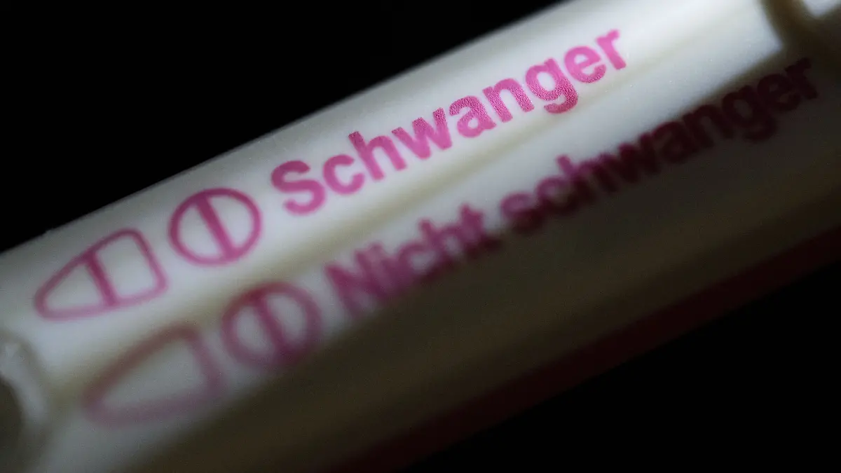 Die Bundesregierung will Schwangere künftig stärker vor Abtreibungsgegnern schützen.