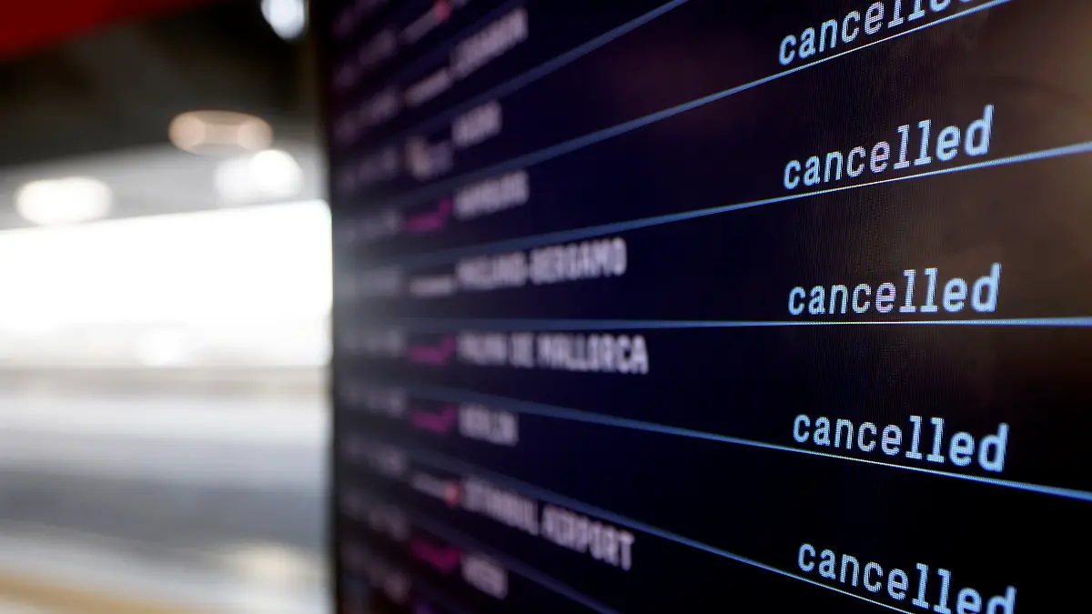 Am Flughafen Köln/Bonn werden viele Flüge annulliert oder umgeleitet. Die Gewerkschaft Verdi hat die Belegschaften der privaten Sicherheitsunternehmen an elf Flughäfen zu einem ganztägigen Warnstreik aufgerufen. (Themenbild, Symbolbild) Köln, 01.02.2024