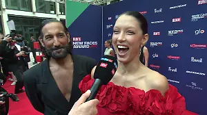 Rebecca Mir, wo sind denn deine Augenbrauen hin? Hingucker auf der Fashion Week