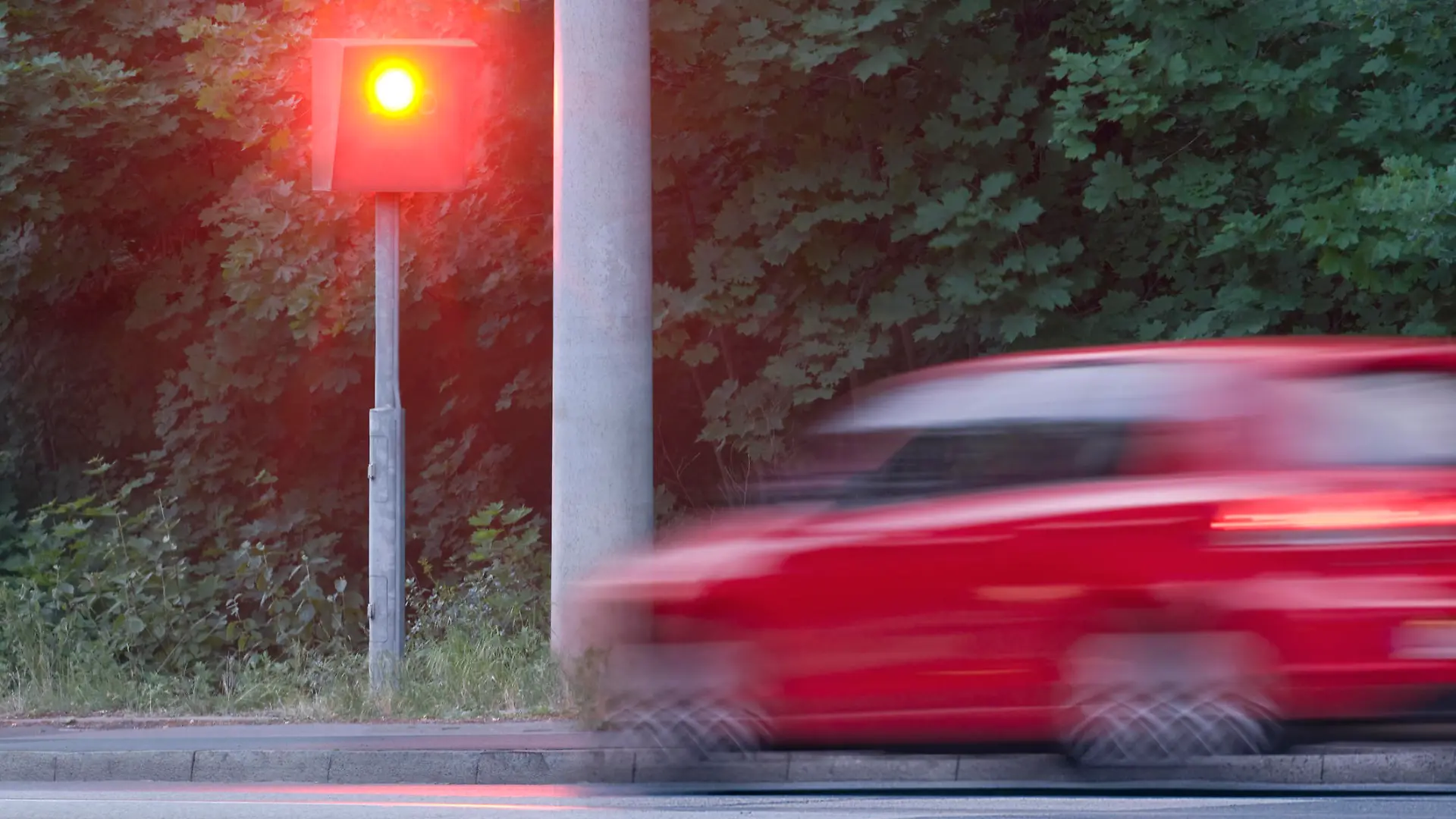 Auto fährt zu schnell und wird geblitzt