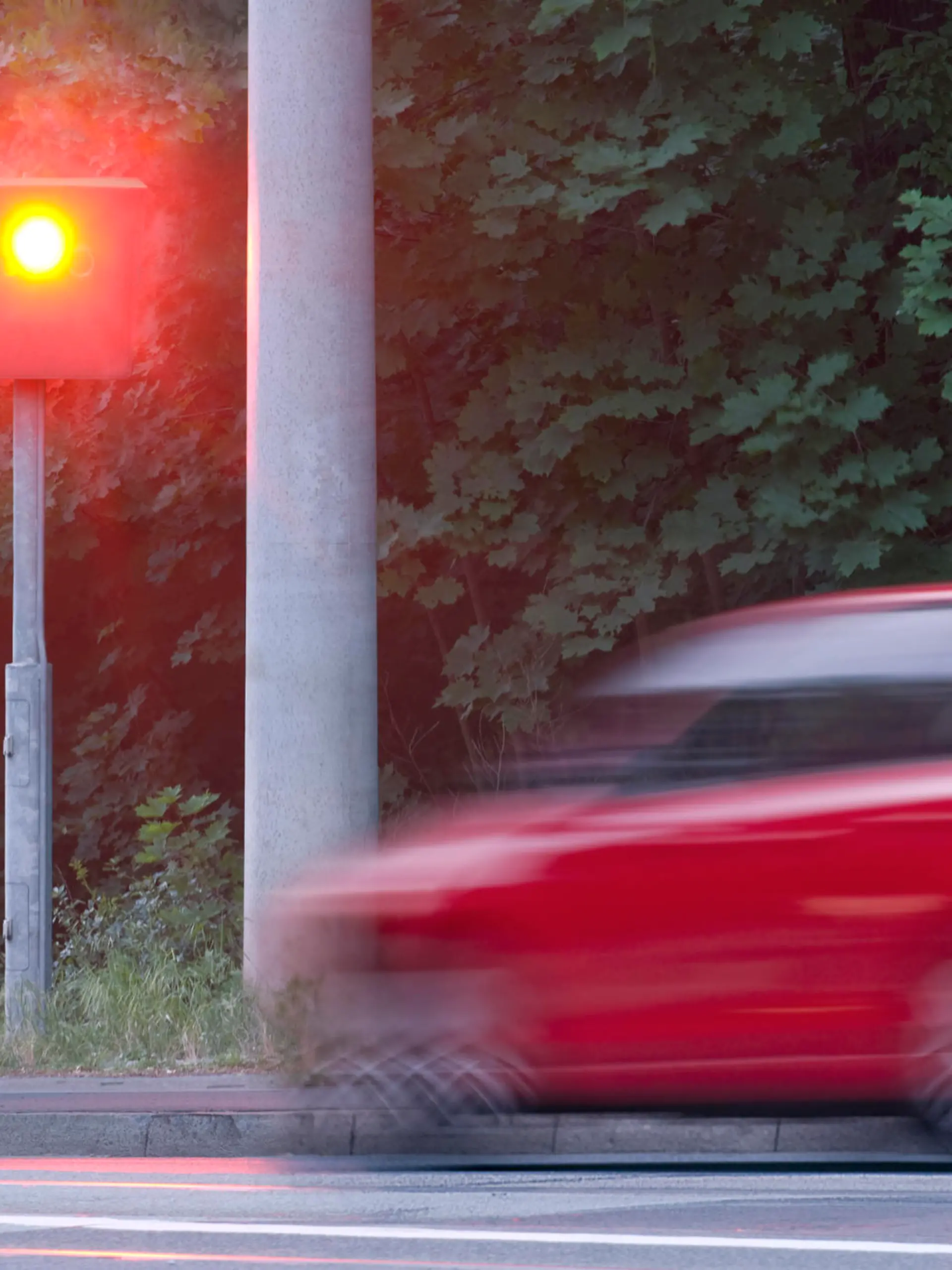 Auto fährt zu schnell und wird geblitzt