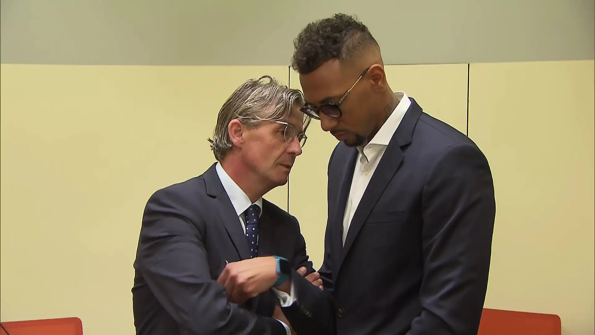 Boateng mit seinem Anwalt am 5. Juli im Gericht