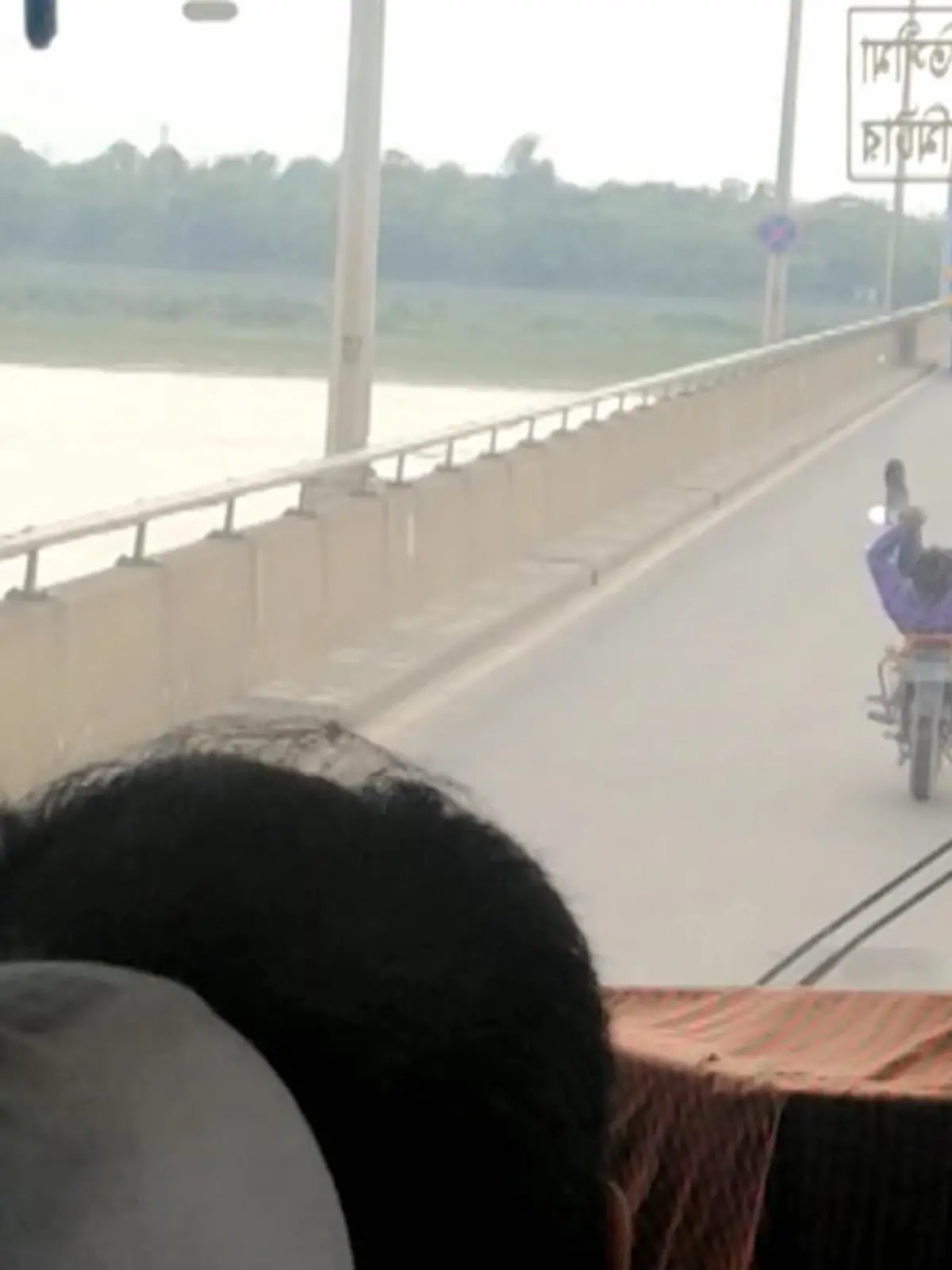 In Bangladesh, genauer in der Stadt Sirajganj, sorgte ein Motorradfahrer für ordentliches Entertainment der Fahrgäste im Bus hinter ihm. Nicht nur, dass er ohne Helm fuhr, Nein er brauchte auch seine Arme nicht für die wilde Fahrt, auf der Autobahn wohlgemerkt.