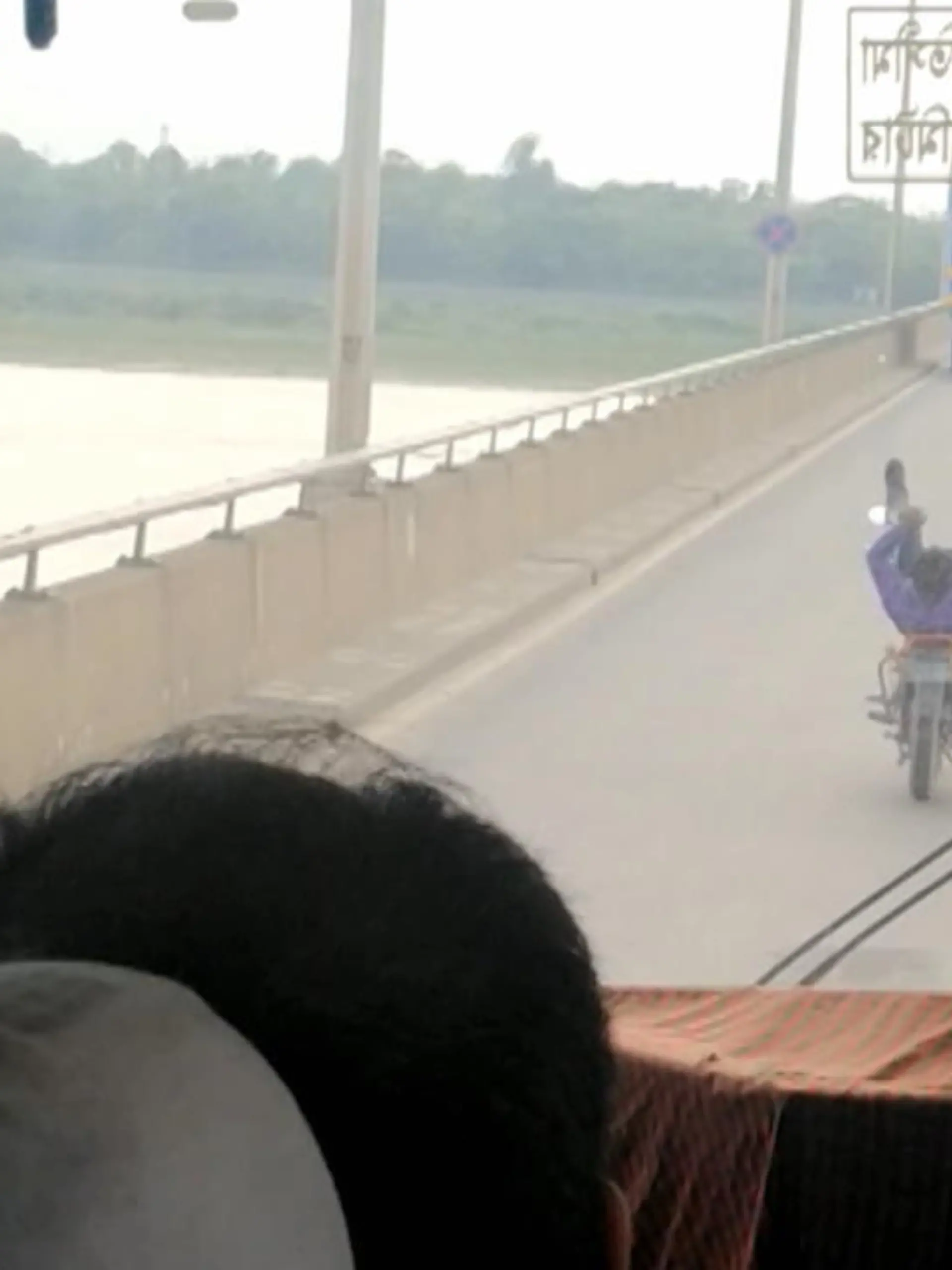 In Bangladesh, genauer in der Stadt Sirajganj, sorgte ein Motorradfahrer für ordentliches Entertainment der Fahrgäste im Bus hinter ihm. Nicht nur, dass er ohne Helm fuhr, Nein er brauchte auch seine Arme nicht für die wilde Fahrt, auf der Autobahn wohlgemerkt.