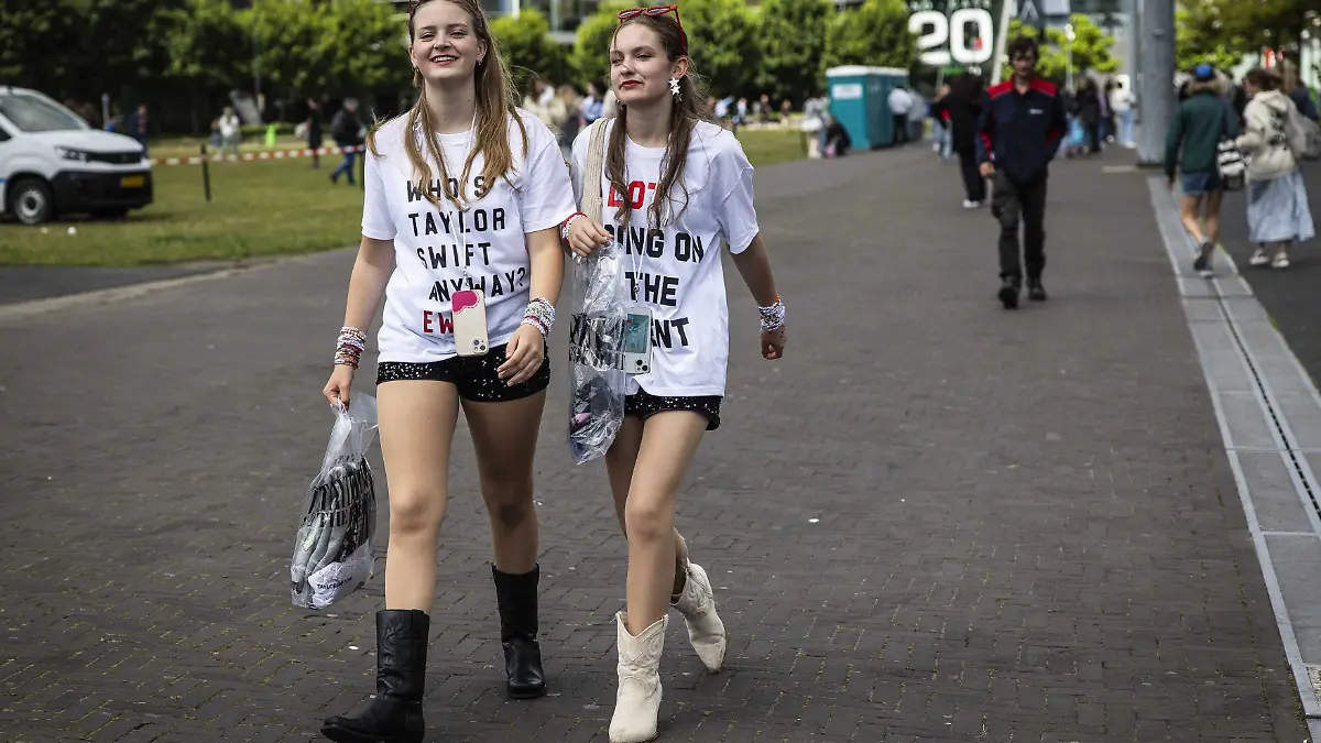 Taylor-Swift-Fans in Amsterdamm in Outfits aus der „Red”-Era, angelehnt an den Song „22”.