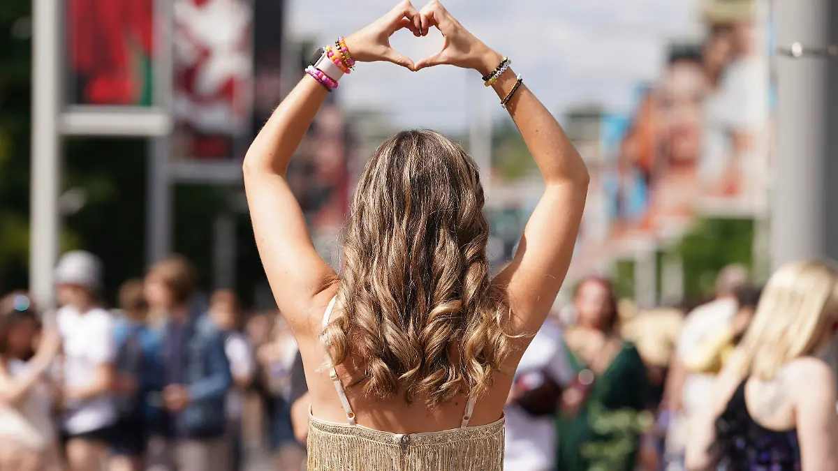 Ein Taylor-Swift-Fan in London, gekleidet im „Fearless”-Style, der sich unter anderem durch seinen goldenen Fransen-Style auszeichnet.