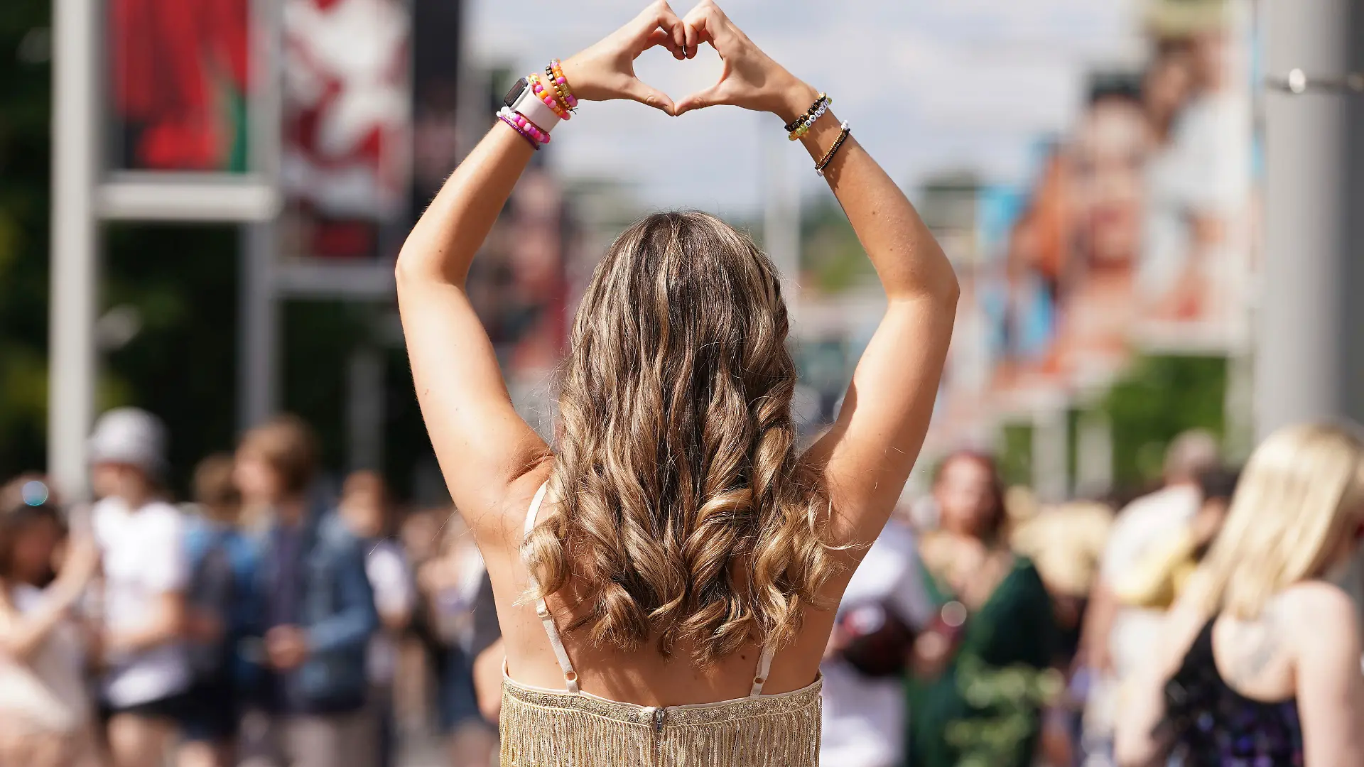 Ein Taylor-Swift-Fan in London, gekleidet im „Fearless”-Style, der sich unter anderem durch seinen goldenen Fransen-Style auszeichnet.
