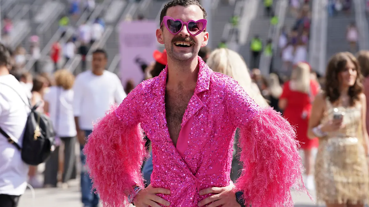 Ein Swiftie in London geht all in! Für sein „Lover”-Outfit setzt er auf ein knalliges Pink und ganz viel Glitzer.