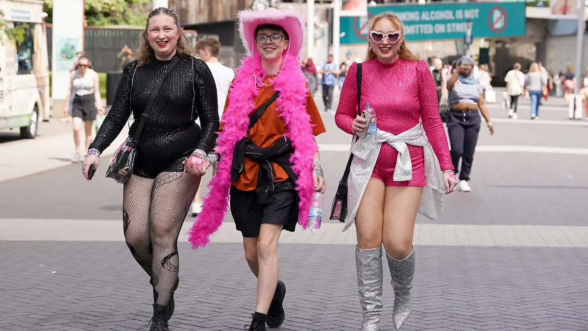SO wie die Dame ganz links im Bild könnt ihr euch für die „Reputation”-Era stylen.